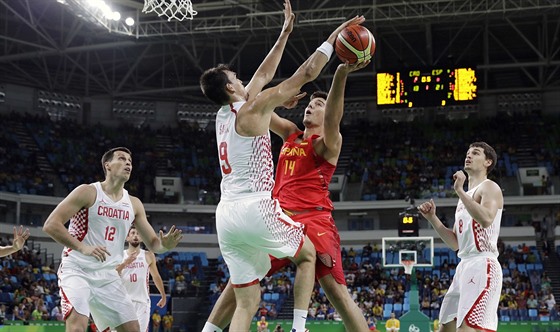 Chorvatský basketbalista Dario ari (v bílém) tentokrát pi bloku na Willyho...