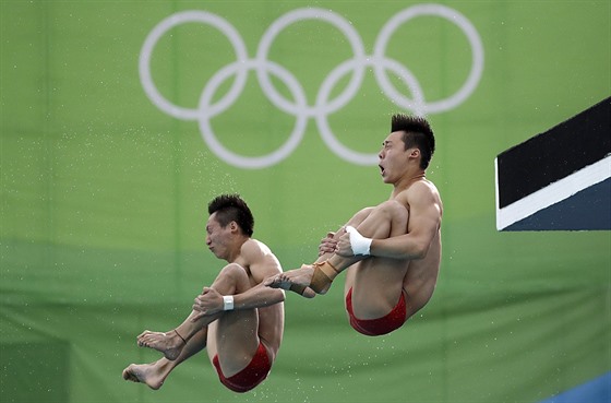 Lin Jüe (vlevo) a chen Aj-sen z íny pi synchronizovaných skocích z...
