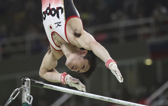 Japonský gymnasta Kohei Uimura bhem cviení na hrazd