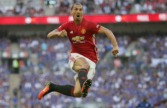 Zlatan Ibrahimovic z Manchesteru United slaví gól do sít Leicesteru.