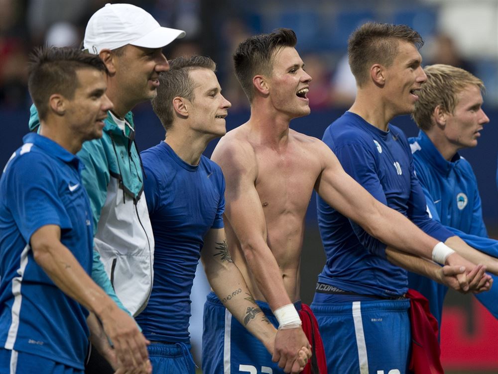 Liberetí fotbalisté oslavují s diváky postup do 4. pedkola Evropské ligy.