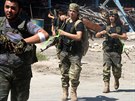 Syrt povstalci v prmyslov tvrti Ramuseh na jihozpad Aleppa (2. srpna...