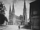 Fotografie katedrály sv. Václava v Olomouci vznikla zhruba v roce 1890 rukou...