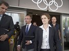 Martina Sáblíková odchází v doprovodu pedsedy eského olympijského výboru...