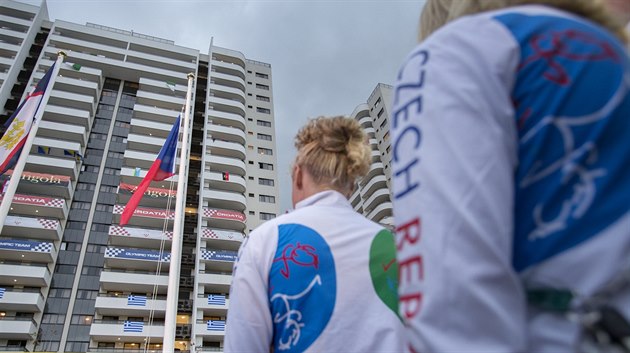 Čeští sportovci sledují slavnostní vyvěšení státní vlajky v olympijské vesnici. Čeští sportovci sledují slavnostní vyvěšení státní vlajky v olympijské vesnici.