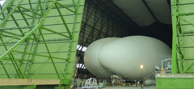 Jmenuje se Airlander 10 a je to největší létající stroj na světě. Původně jej... Jmenuje se Airlander 10 a je to největší létající stroj na světě. Původně jej...