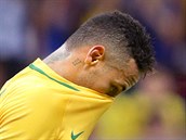 Brazilsk fotbalov tonk Neymar po bezbrankov remze s Irkem. (8. srpna...