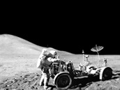 Úchvatné panorama v místě přistání expedice Apollo 15 – vpravo je David Scott u...