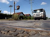 Obyvatelé i řidiči si stěžují na špatný stav silnice. Obyvatelé i řidiči si stěžují na špatný stav silnice.