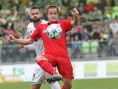 Pavel Eismann z Karviné (v bílém) hlídá, co s míčem vymyslí Alois Hyčka z Brna. Pavel Eismann z Karviné (v bílém) hlídá, co s míčem vymyslí Alois Hyčka z Brna.