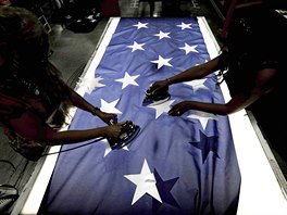 V továrn spolenosti Annin se vyrábí americké vlajky u tém 170 let. (6....