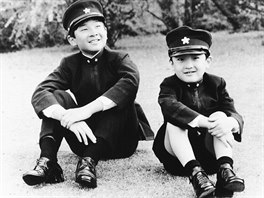 Naruhito (vlevo) se svm mladm bratrem na snmku z roku 1972.