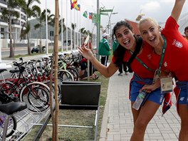 NA ULICÍCH JE IVO. Sportovci v olympijské vesnici v Riu rozdávají úsmvy, ped...