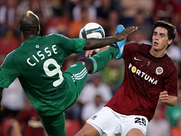 Sparta - Panathinaikos: Djibril Ciss (vlevo) v souboji s Kamilem Vackem.