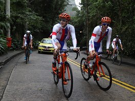 etí cyklisté se chystají na olympijský závod. V popedí Petr Vako a Zdenk...