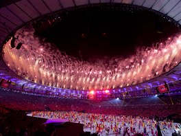 OHOSTROJ NA MARACANÁ. Momentka ze slavnostního zahájení olympiády v Riu
