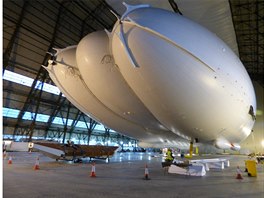 Vzducholo Airlander 10 byla v hangáru v britském letiti Cardington...