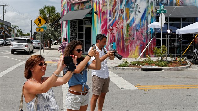 Turist dl proud do Wynwoodu v Miami, kde se objevily ppady viru zika. (3. srpna 2016)