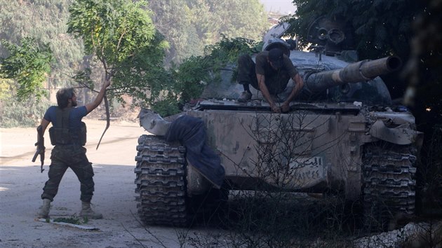 Tank syrskch povstalc jihozpadn od Aleppa (2. srpna 2016)