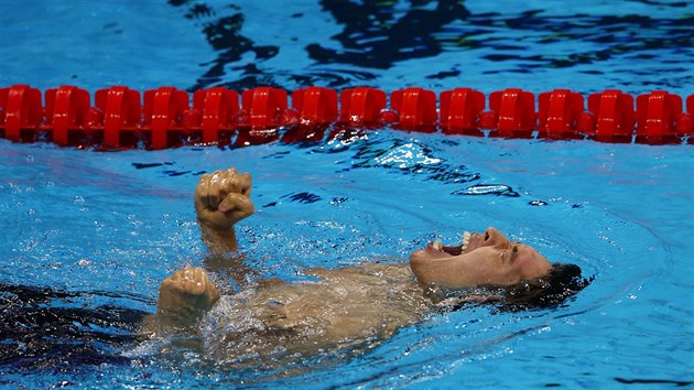 Japonsk plavec Kosuke Hagino oslavuje triumf v polohovm zvodu na 400 m.