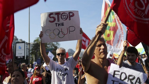 Davy demonstrant protestuj ped zahjenm olympidy na pl Copacabana proti odvoln prezidentky Rousseffov (5. srpna 2016)