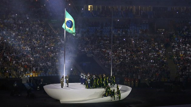Brazilsk vlajka stoup a olympijsk hry v Riu de Janieru budou za chvli zahjeny.