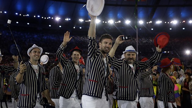 et olympionici zdrav divky pi zahajovacm ceremonilu her v brazilskm...