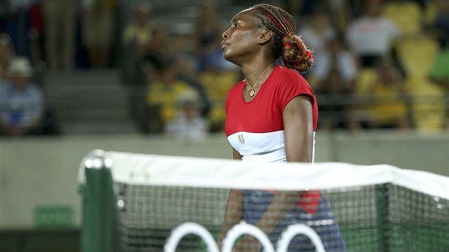 NEMOCN REKORDMANKA. Rekordn pt vystoupen na olympijskch hrch nezaalo pro Venus Williamsovou dobe. Oslabena nemoc prohrla s Belgiankou Flipkensovou 6:4, 3:6, 6:7.
