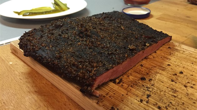 Pastrami, co je rumunsk specialita, kter dle mho nzoru zav aktuln boom na nejen letnch food festivalech.
Moje verze je do velk mry inspirovan receptem na webu Cuketka.cz.
Nyn zjednoduen popis receptu a postup (na vydn zalu podrobn):
- v mm ppad hovz pupek se nalo do lku s cca 10 psadami po dobu cca 5 dn
- pot se maso omyje, osu a nsledn obal v such smsi koen kde hraje prim koriandr
- takto pipraven maso se pomalu ud na devn tpce (ovocn devo dle chuti a vn) po dobu alespo 2h
- vyuzen Pastrami jsem pot uvail v parnm hrnci a po vychladnut nakrjel na tenk pltky, kter se servruj nejlpe v domcm chlebu s majonzou, hoic a domc okurkou.