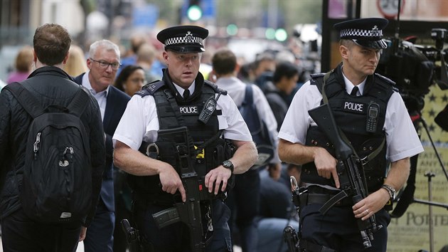 Londnsk police ve stedu oznmila, e nov povolv do sluby 600 ozbrojench pslunk. Ani zven ptomnost policist vak nezabrnila v toku (4. srpna 2016)