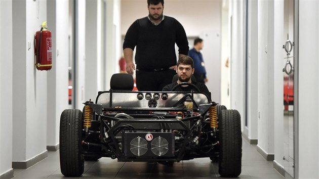 Tm StudentCar z Fakulty metalurgie a materilovho inenrstv VB-TUO v Ostrav stav nov prototyp lehkho roadsteru.