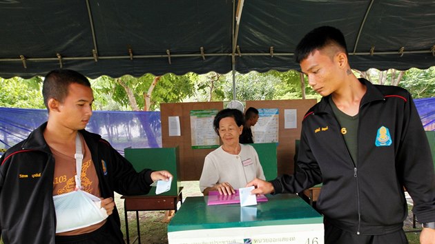 Thajci hlasuj o nvrhu stavy, kter by junt dovolila udret se u moci (7. srpna 2016).