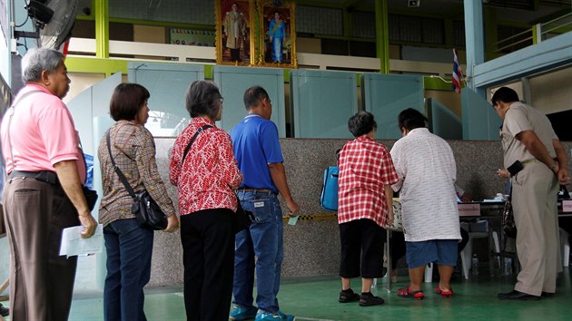 Thajci hlasuj o nvrhu stavy, kter by junt dovolila udret se u moci (7. srpna 2016).