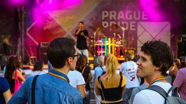 V praze zaal festival Prague Pride pibliuje ivot leseb, gay, bisexul a transsexul (LGBT). Pi zahjen se konaly koncerty na Steleckm ostrov (8. srpna 2016).