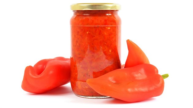 Ajvar je alamda, pipravovan pedevm z ervench paprik s lilkem, esnekem a chilli.