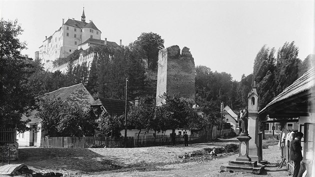Fotografie hradu esk ternberk pozen ze stedu stejnojmenn obce zachycuje dodnes stojc mstn zvoniku i sochu svtce. Podil ji Frantiek Krtky zhruba v roce 1907.