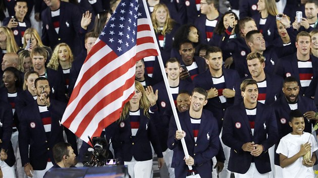 Michael Phelps coby vlajkono americk vpravy v Riu. (6. srpna 2016)