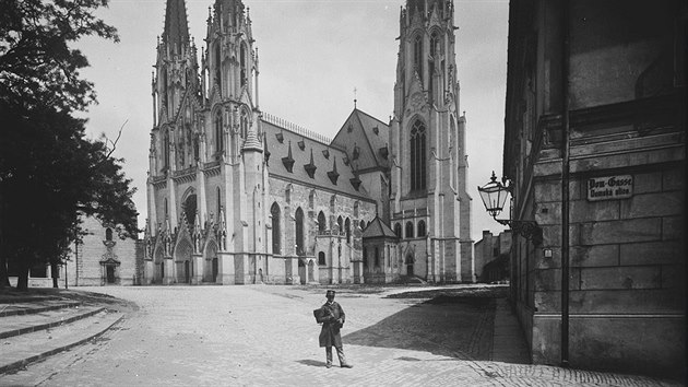 Fotografie katedrly sv. Vclava v Olomouci vznikla zhruba v roce 1890 rukou Frantika Krtkho.