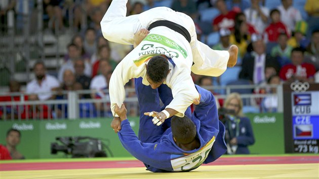 esk judista Jaromr Jeek (v modrm) pi olympijskm zpasu s Magdielem Estradou z Kuby. (8. srpna 2016)
