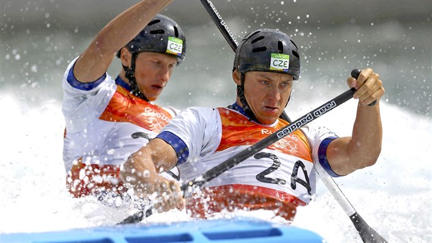 et deblkanoist Jonas Kapar (vpravo) a Marek indler pi sv olympijsk...