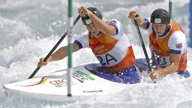 et deblkanoist Jonas Kapar (vlevo) a Marek indler pi sv olympijsk jzd. (8. srpna 2016)