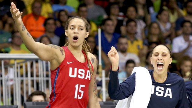 Americk basketbalistky Brittney Grinerov (vlevo) a Diana Taurasivov (uprosted) povzbuzuj svj tm v vodnm olympijskm utkn se panlkami. (8. srpna 2016)