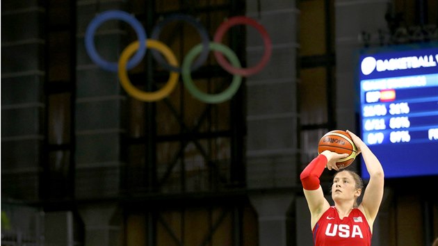 Americk basketbalistka Lindsay Whalenov v vodnm olympijskm utkn se panlkami. (8. srpna 2016)