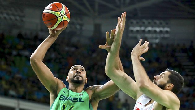 Souboj brazilskho basketbalisty Marquinhose s Nikolou Miroticem ze panlska. (9. srpna 2016)