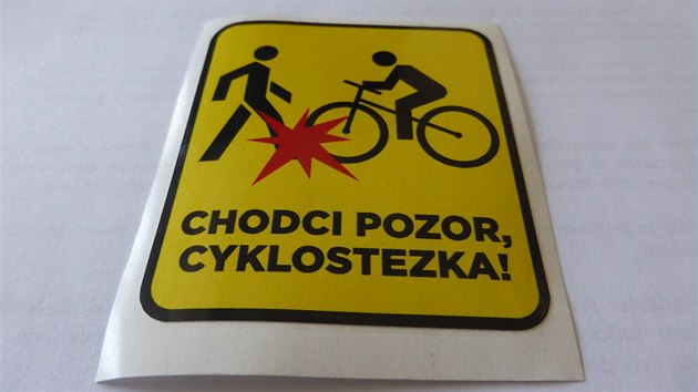Piktogram, kter chodce upozoruje na cyklostezku.
