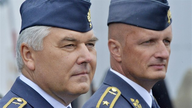 Jaromr ebesta (vlevo) vystdal 9. srpna pi slavnostnm nstupu na letiti Praha-Kbely ve funkci velitele Vzdunch sil Armdy R Libora tefnika.