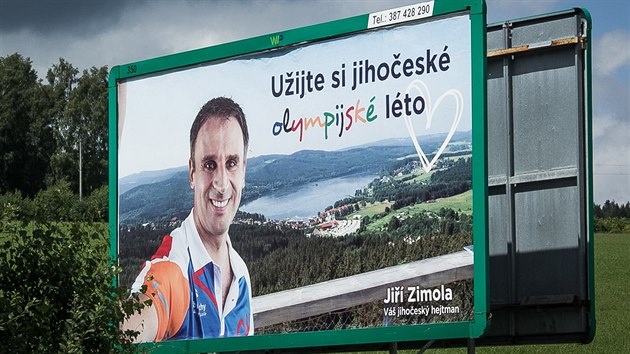 Jihoesk hejtman Ji Zimola z SSD na billboardu ped olympijskmi hrami, kter jsou ale zrove krtce ped krajskmi volbami