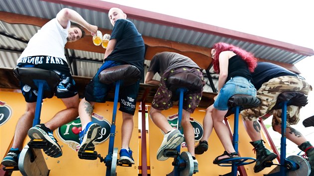 Beer bike uveze estnct lid, deset z nich voztko pohn silou vlastnch nohou. Zatm stoj vedle brnnsk restaurace U Daana.
