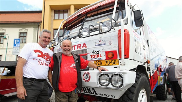 Memoril Frantika Proseckho seniora v Bystici nad Perntejnem letos hostil pes ti stovky vetern. Na snmku MIlan Horka (vlevo) a Karel Loprais u veternu z Dakaru. (6. srpna 2016).