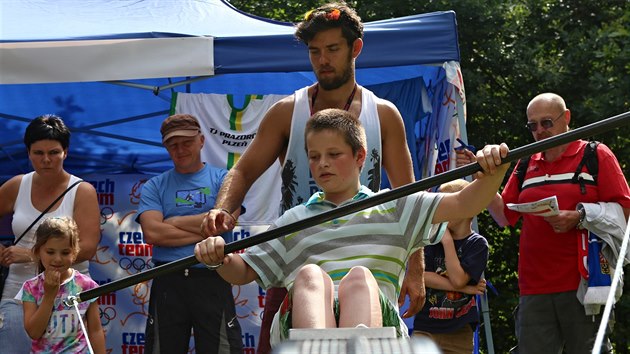 Plze lk do olympijskho parku u eky Me na  tradin i mn obvykl sporty. Napklad pdlovn na trenaru (7. srpna 2016).